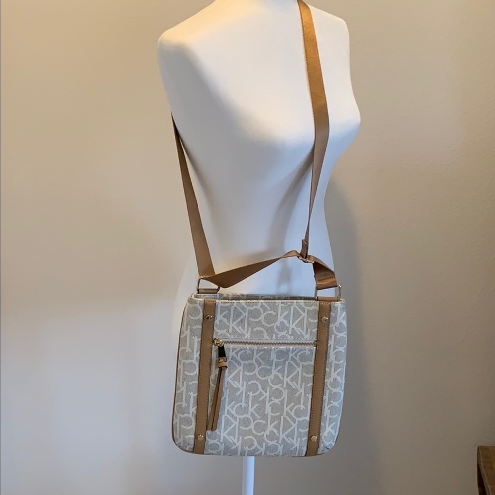 Calvin Klein New w/o tag refined crossbody bag.​​​​​​​​​​​​​​​​​​​​​​​